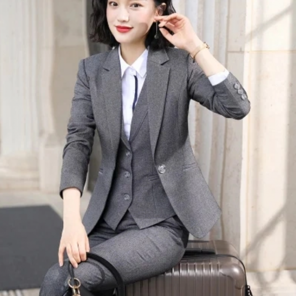 Jas wanita dengan desain dua warna kontras dan potongan slim fit